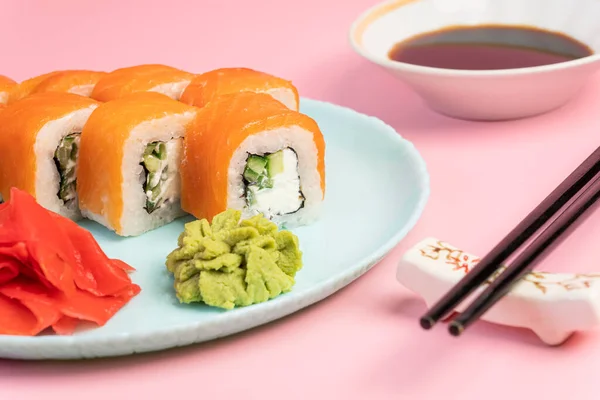 Japans Voedselconcept Sushi Roll Philadelphia Met Zalm Roomkaas Een Bord — Stockfoto