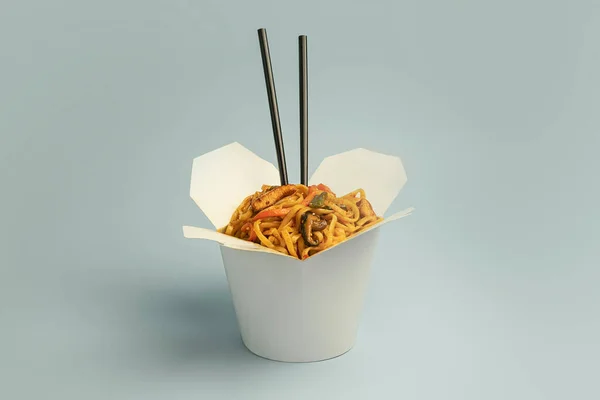 青い背景に白い箱に入った韓国麺 アジアンフード — ストック写真