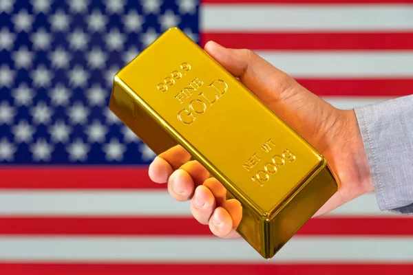 Una Barra Oro Mano Hombre Fondo Bandera Americana Oro Estados — Foto de Stock