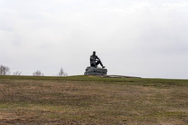 SROSTKI VILLAGE. ALTAISKIY KRAI. 19 Nisan 2022. Srostki köyündeki Vasily Shukshin anıtı. Ilık sonbahar. Altai bölgesi. Rusya