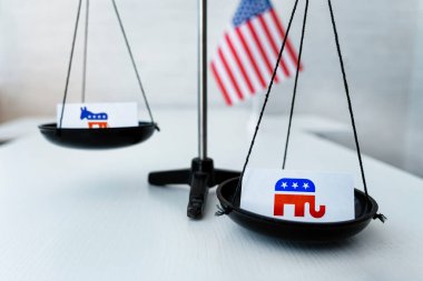 Amerika Birleşik Devletleri 'ndeki seçimlerde Cumhuriyetçilerin zaferi. ABD partilerinin isimleriyle ölçeklendiriliyor. Seçim konsepti.