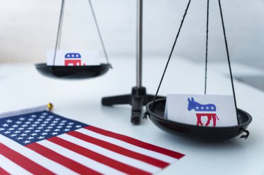Amerika Birleşik Devletleri 'ndeki seçimlerde demokratların zaferi. ABD partilerinin isimleriyle ölçeklendiriliyor. Seçim konsepti.