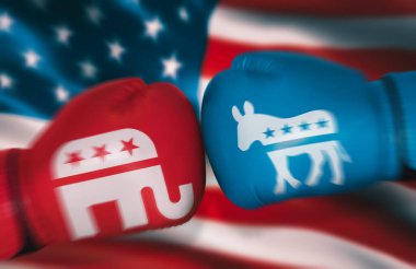 Amerikan bayrağının arka planında Amerikan partilerinin sembolleri olan boks eldivenleri. Kongre seçimlerinde Cumhuriyetçiler ve Demokratlar arasındaki muhalefet kavramları. Hareket bulanıklığı etkisi. 24 Ağustos 2022