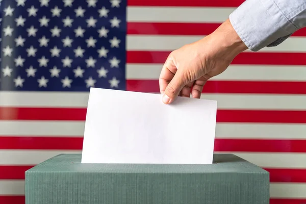 Manlig Hand Sätta Röstning Omröstning Rutan Amerikanska Flaggan Bakgrund — Stockfoto