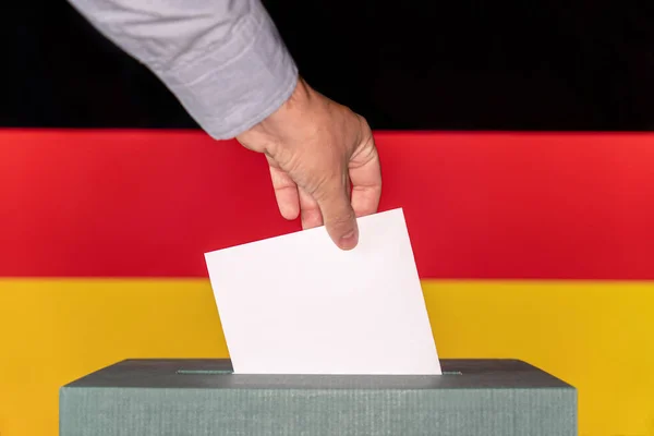 Man Som Lägger Röstsedel Röstruta Mot Bakgrund Tysklands Flagga — Stockfoto