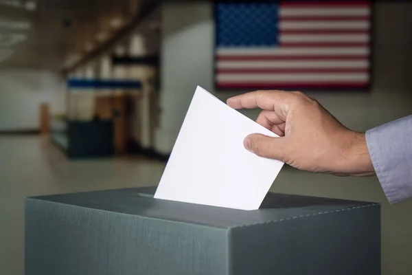 사람들은 기간에 투표소에서 선거권을 행사하는 투표소에 선거권을 넣는다 — 스톡 사진