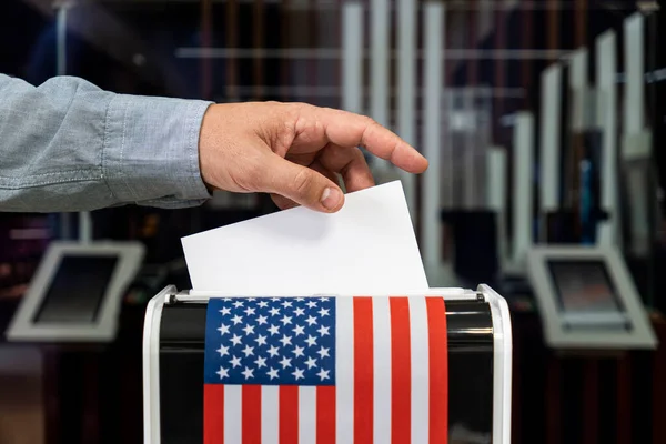 Val Usa Man Sätter Sin Röst Valurnan Och Amerikansk Flagga — Stockfoto