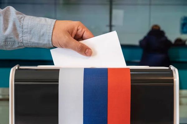 Man Sätter Valbilluten Låda Valet Ryssland Rysslands Flagga Väljare Röstar — Stockfoto