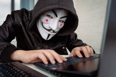 Hacker bilgisayarın arkasında oturuyor. Anonim Hackleme bilgisayar ağları. 1 Haziran 2022. Barnaul. Rusya.