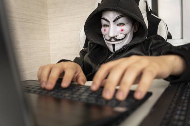 Anonymous, uluslararası aktivist ve hacktivist varlıklardan oluşan gevşek bir ortaklık ağı. 1 Haziran 2022. Barnaul. Rusya.