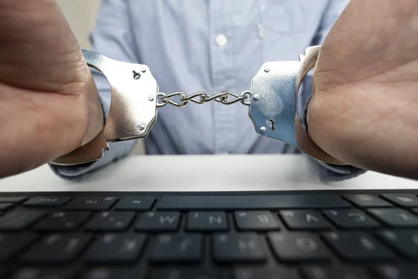 Деловой Человек Наручниками Ноутбуком Концепция Преступлений Киберпространстве — стоковое фото