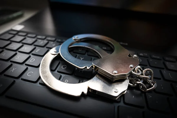 Tastiera Manette Computer Crimine Informatico Sicurezza Internet Concetto Criminalità Manette — Foto Stock