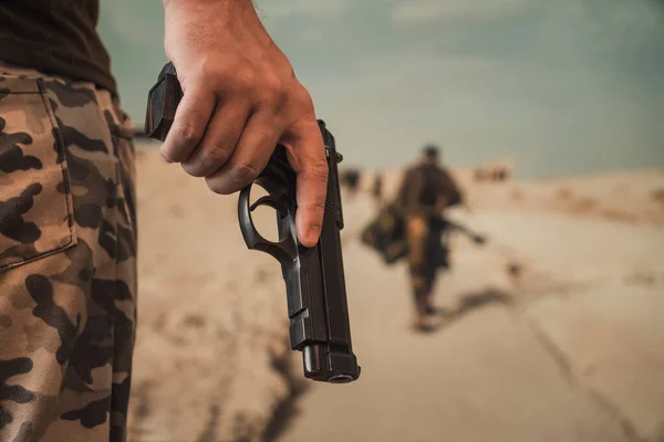 Полицейский Солдат Спецназа Одетый Камуфляж Черным Полуавтоматическим Пистолетом Который Держит — стоковое фото