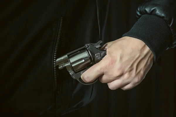 一个人从口袋里掏出枪 自卫或压制的概念 火器的合法化 — 图库照片
