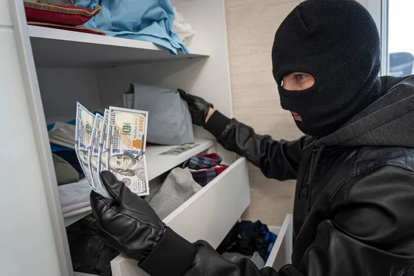 Ladrón Con Una Máscara Negra Busca Armario Con Ropa Busca — Foto de Stock