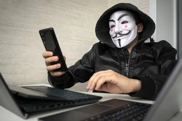 Hacker Masken Anonymus Med Mobiltelefon Den Juni 2022 Barnaul Ryssland — Stockfoto