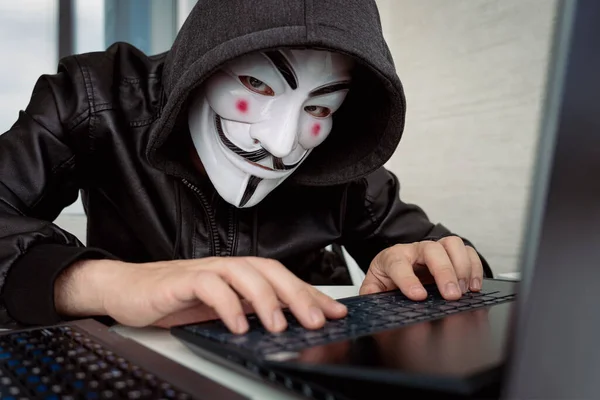 ハッカーがコンピュータの後ろに座ってる 匿名のハッキングコンピュータネットワーク 2022年6月1日 バーナール ロシア — ストック写真