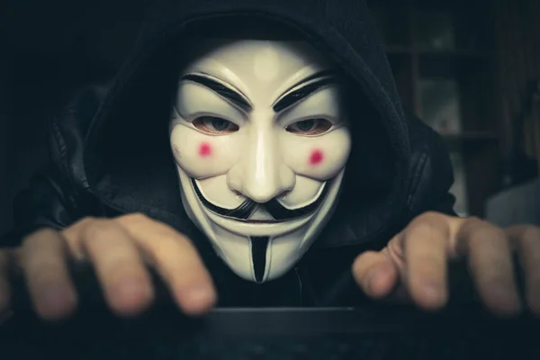 Hacker Cracker Con Máscara Asociación Anónima Trabajando Portátil Junio 2022 — Foto de Stock