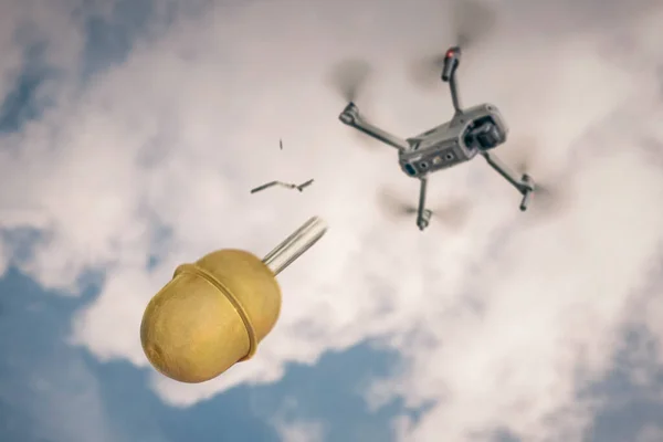 Έννοια Χρησιμοποιώντας Quadrocopters Έξυπνους Πολέμους Μια Χειροβομβίδα Που Πέφτει Από — Φωτογραφία Αρχείου