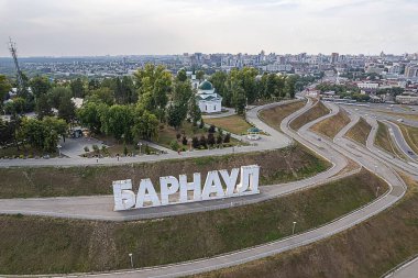 Barnaul, Rusya. Şehrin girişinde Rusça Barnaul tarifi var. Highland Park ve yeni bir set yazın en iyi manzarası. seçici odak