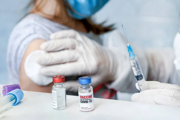 Medico Sta Iniettando Medicinale Trattamento Vaccino Prevenire Virus Della Corona — Foto Stock