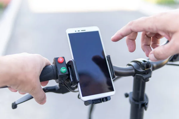 Homem Usando Telefone Andar Bicicleta Imagem Curva Perigosa Como Fundo — Fotografia de Stock