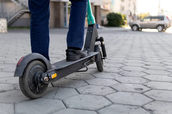 ビジネスミーティングで電動スクーターに乗るスーツの若いビジネスマン 生態交通の概念 代替交通手段の移動手段 — ストック写真