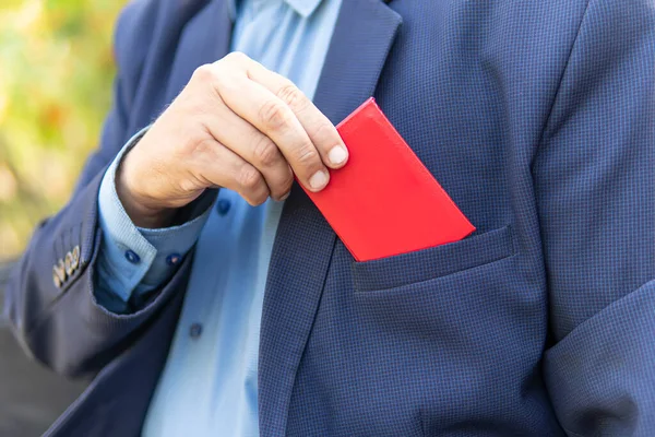 一个身穿黑色西装的商人出示了身份证 一个身居要职的官员出示了他的红色证件 议会豁免权 用于测试和设计的空白身份证 — 图库照片