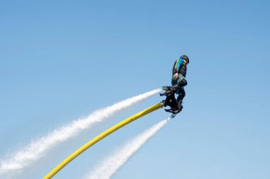 Uçuş tahtası. Uçan kaykayla en uzak uçuş. Gemide uçan bir adam var. Flyboard, kişisel su araçları için bir hava makinesidir. Su altında itiş gücüne izin verir.