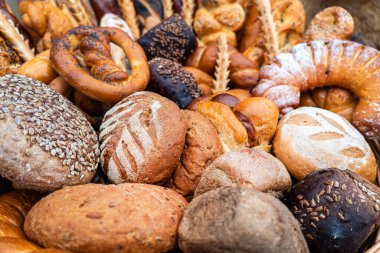 Farklı mısır gevreği fırınlarının üst düzey manzarası: ekmek, börek, çörek, simit ve kruvasan