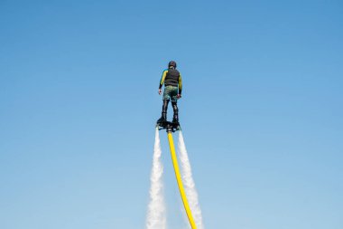 Uçuş tahtası. Uçan kaykayla en uzak uçuş. Gemide uçan bir adam var. Flyboard, kişisel su araçları için bir hava makinesidir. Su altında itiş gücüne izin verir.