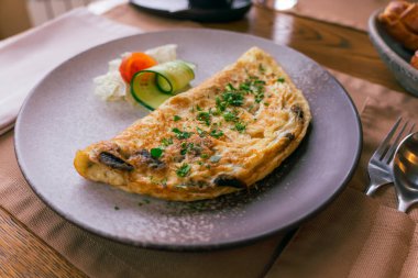 Sebze ve domuz pastırması ile doldurulmuş omlet.