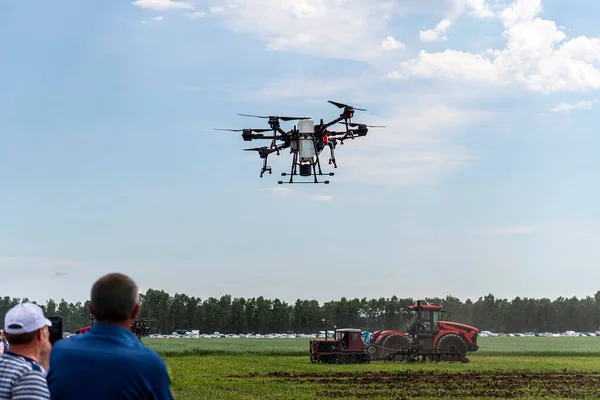 Drone Agricolo Spruzzare Campo Gli Agricoltori Sorvegliano Controllano Distanza Drone — Foto Stock
