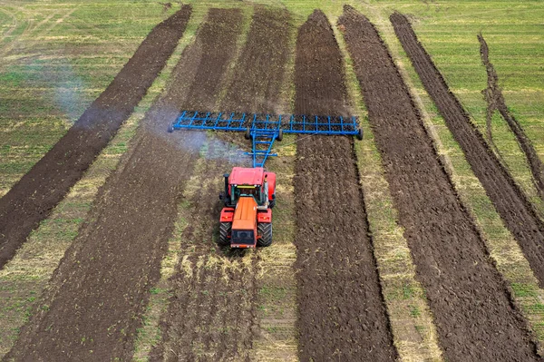 Landmaschinen Bei Der Ernte Auf Den Feldern Traktor Zieht Einen — Stockfoto