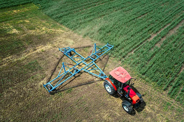 Вид Воздуха Трактор Распыляющий Химикаты Большое Зеленое Поле — стоковое фото
