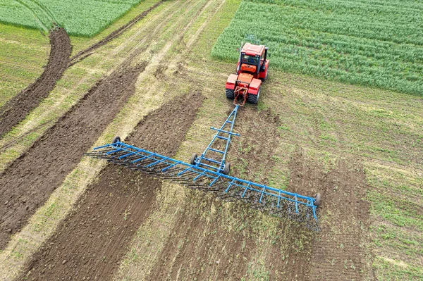 Een Grote Landbouwmachine Verbouwt Het Land Het Uitzicht Vanaf Top — Stockfoto