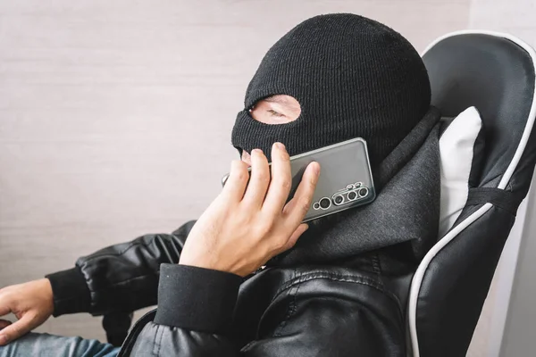 Rånare Gör Telefongest Begreppet Telefonterrorism Och Bedrägeri Maskerad Man Ringer — Stockfoto