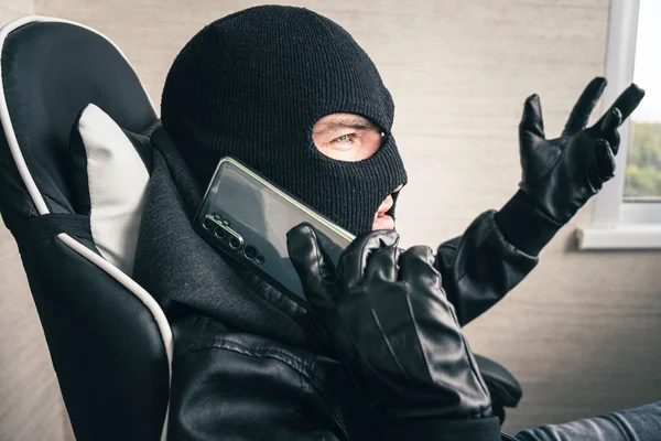 Young Adult Black Clothes Hidden Face Ill Intended Fraudster Uses — Stock Photo, Image