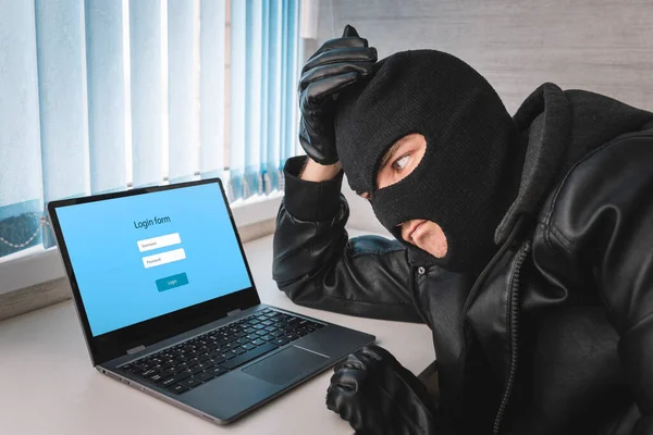 Hacker Con Inicio Sesión Pantalla Fondo Del Concepto Fraude Informático — Foto de Stock