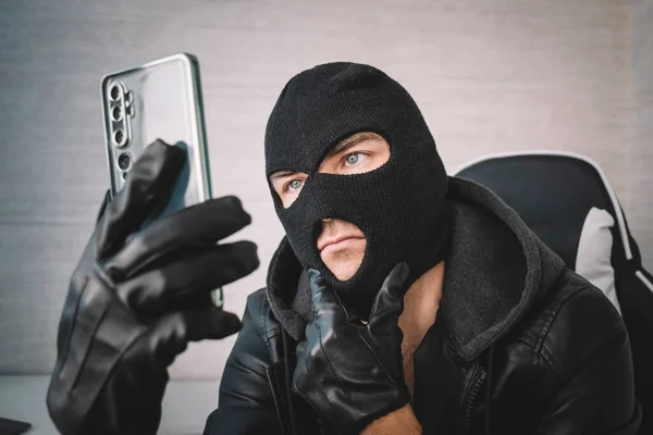 Young Adult Black Clothes Hidden Face Ill Intended Fraudster Uses — Stock Photo, Image