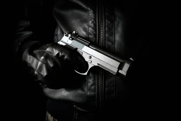 Koncepcja Zbrodni Bandytyzmu Niebezpieczny Strzelec Czarny Pistolet Ciemnym Tle Wynajęty — Zdjęcie stockowe
