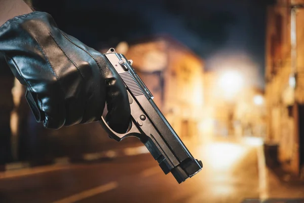 街头犯罪概念 一个男人在街上抢劫 搜查罪犯的事死亡威胁 个人自卫武器 — 图库照片