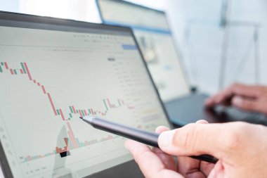 Bilgisayar ekranı döviz piyasasında insan eli ile stilus kalem işaretleme verisi. Finansal piyasaların çöküşünü araştırmak.