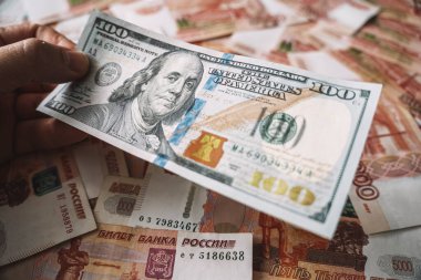 Dolar ve ruble. Para değişimi kavramı. Ekonomik kriz, dünya ekonomisinin çöküşü. Ruble devalüasyon. Rus para biriminin düşüşü. Bankada veya karaborsada döviz değişimi