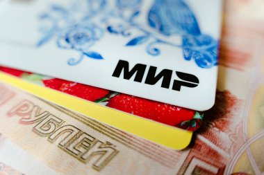 2 Nisan 2022. Barnaul. Kağıt rublelerin arka planında MIR ödeme kartı. Kapatın. Rusya 'nın yeni ödeme sistemi