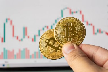 Altın bitcoin kripto-para bloklama dijital pazar insan eli ve fiyat grafiği arka planında kırpma yolu ile. bitcoin düşük fiyat.