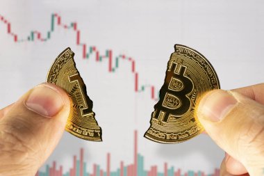 Altın bitcoin kripto-para bloklama dijital pazar insan eli ve fiyat grafiği arka planında kırpma yolu ile. Bitcoin düşük fiyat. Borsada bitcoin 'in düşük döviz kuru.