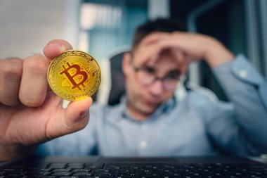 Bitcoin ticaretinden kaynaklanan kayıplar yüzünden Bitcoin işadamlarına baskı uygulanıyor. Bitcoin fiyatlarındaki düşüş.