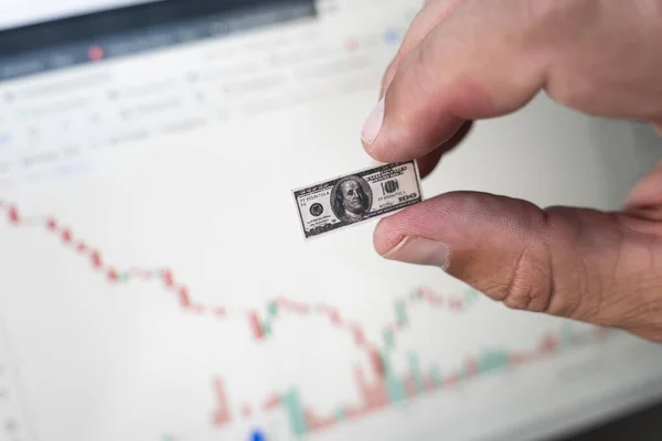 Hombre Sosteniendo Pequeño Dólar Las Manos Crisis Económica Estados Unidos —  Fotos de Stock