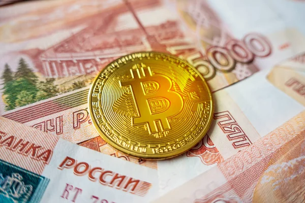 Bitcoin Münzt Neues Virtuelles Geld Auf Russische Banknoten Nahaufnahme Bild — Stockfoto